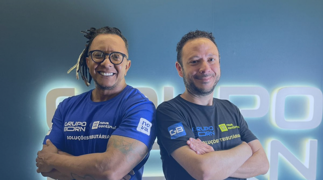 businessman-having-phonecall-modern-office 2